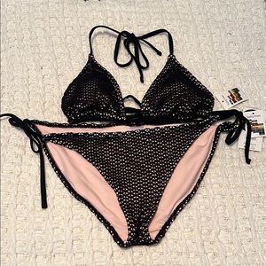 Black and Pink Bikini Set

New with tag 

Top L
Bottoms XL